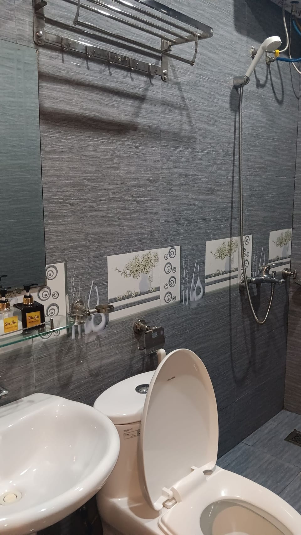 Family Shared Dormitory | Bathroom | Shower, hydromassage showerhead, hair dryer, slippers
