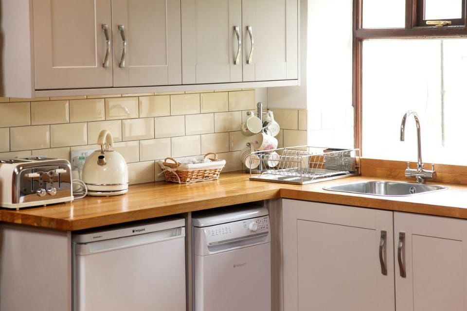 Full kitchen with fan oven, 4 plate ceramic hob, dishwasher and fridge-freezer. 
