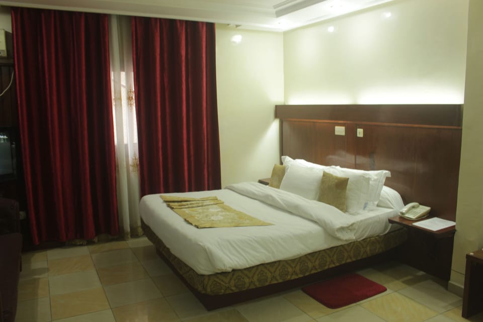 Junior Room | In-room safe, individually furnished, desk, blackout drapes