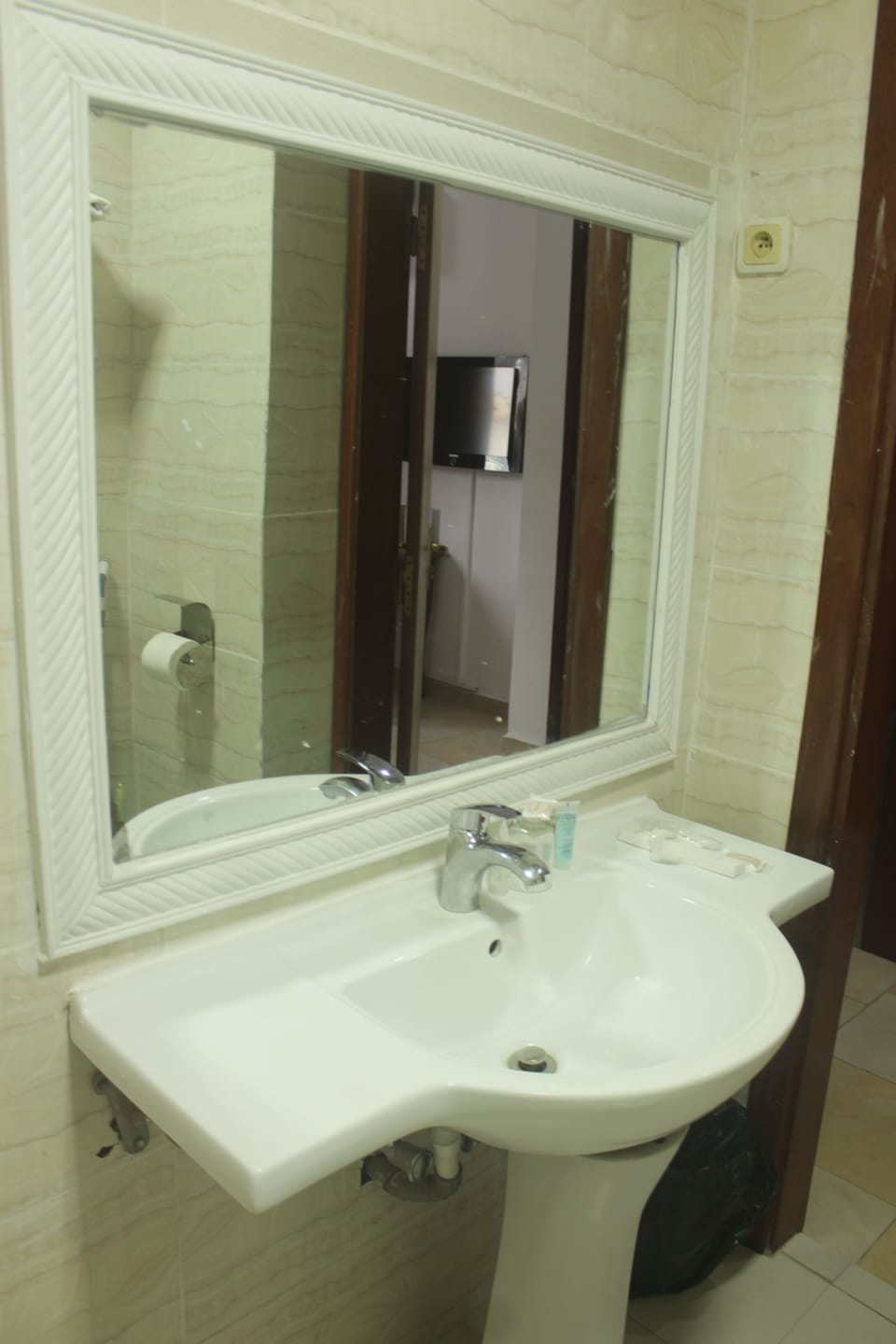Standard Double Room | Bathroom | Combined shower/tub, free toiletries, hair dryer, towels
