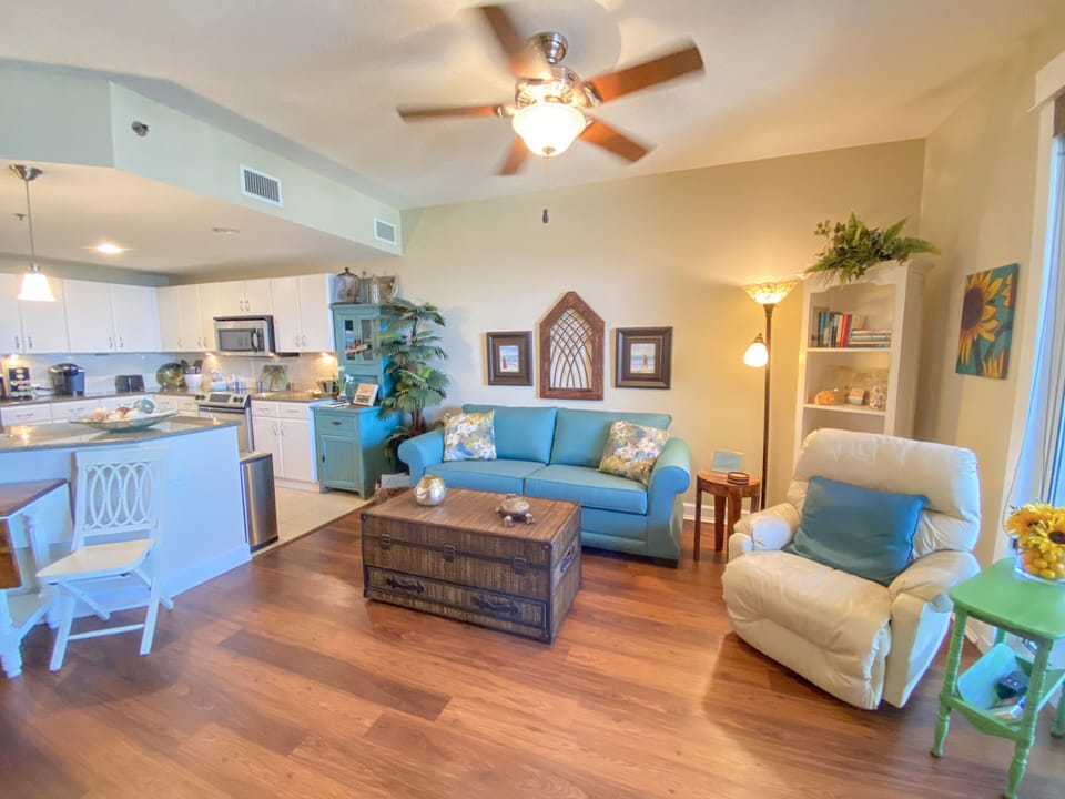 Spacious living room & kitchen