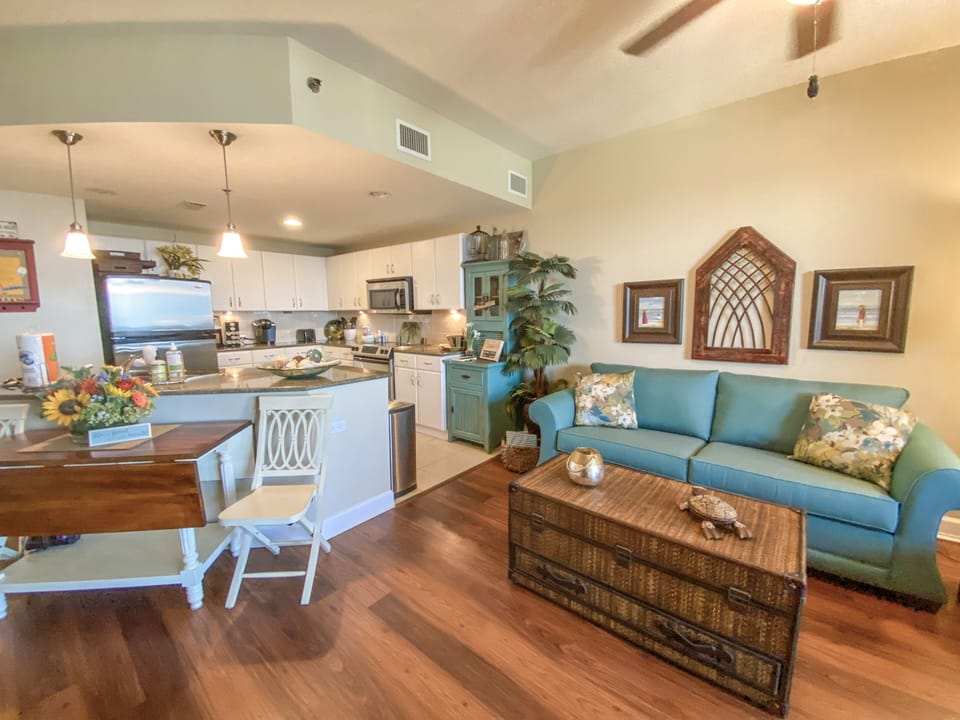 Spacious living room & kitchen