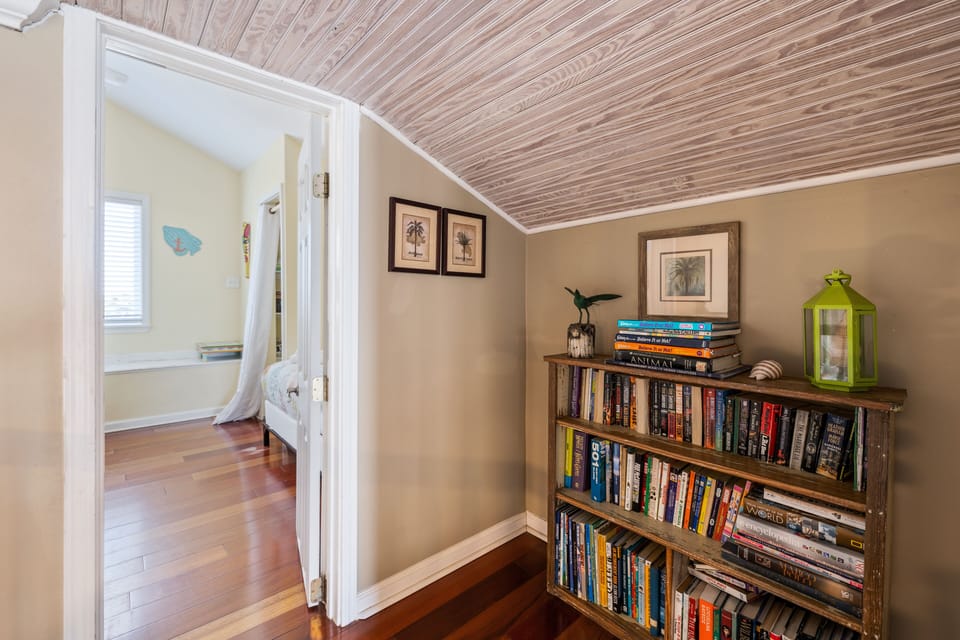Upstairs nook with a selection of books for guests.