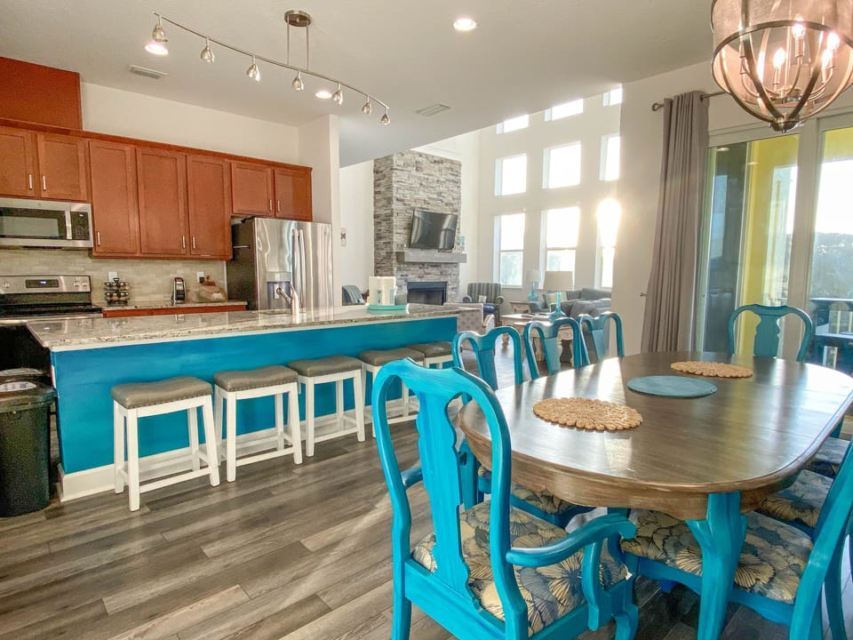 Dining room and snack bar with seating for 13