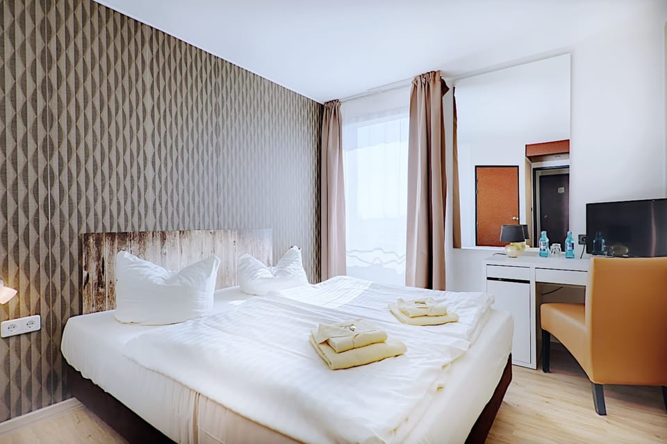 Hypo-allergenic bedding, desk, soundproofing, free WiFi