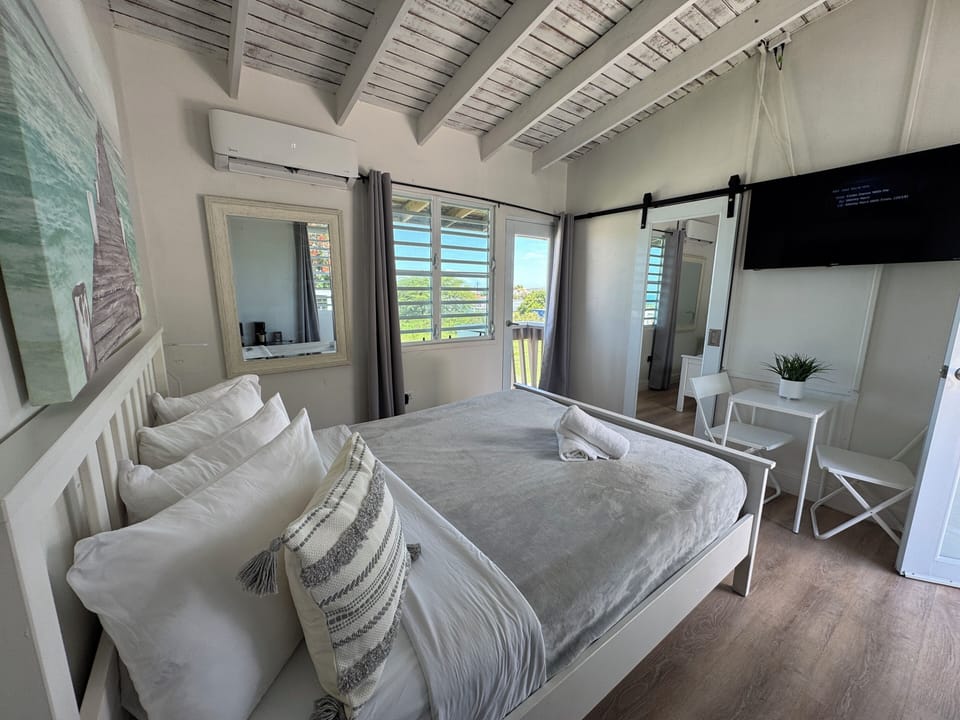Standard Room, 1 Queen Bed | Iron/ironing board, WiFi (free), individually decorated