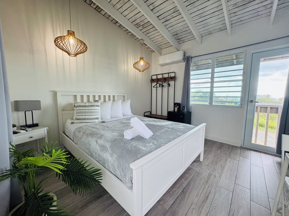 Standard Room, 1 Queen Bed | Iron/ironing board, WiFi (free), individually decorated