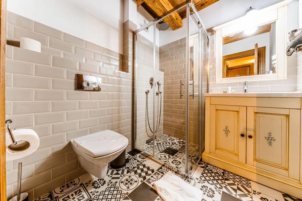 Deluxe Single Room  Nicolae Balcescu 13 | Bathroom | Shower, rainfall showerhead, free toiletries, hair dryer
