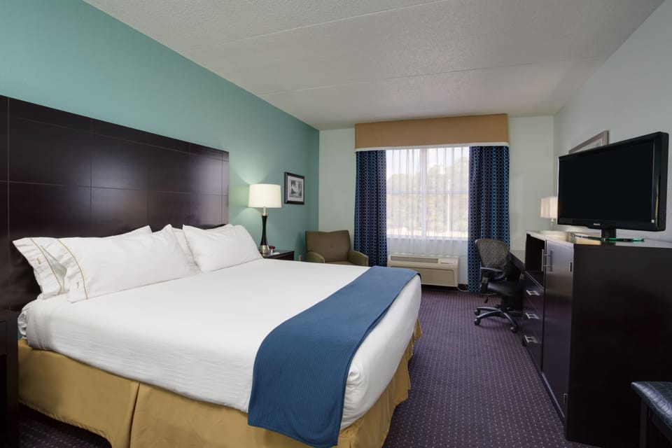 In-room safe, desk, iron/ironing board, WiFi (free)