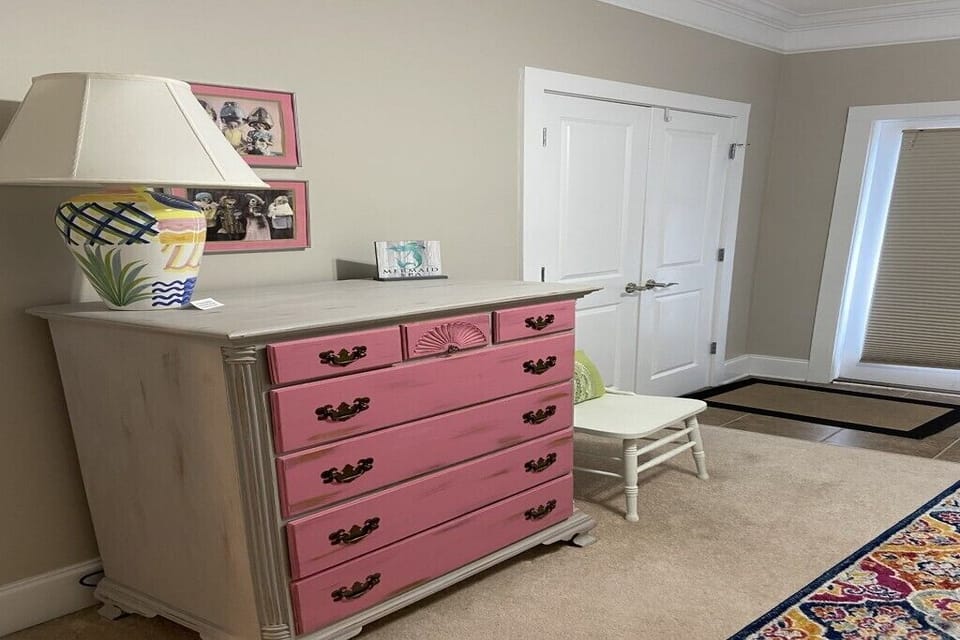 Cute Guest room with Double Closet.