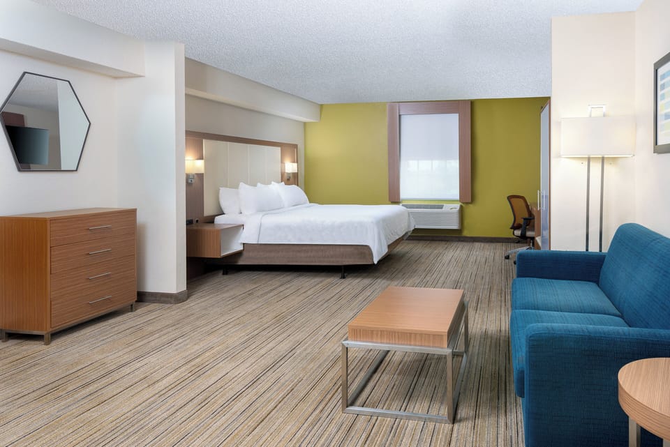 Suite, 1 King Bed, Non Smoking | Premium bedding, in-room safe, desk, blackout drapes