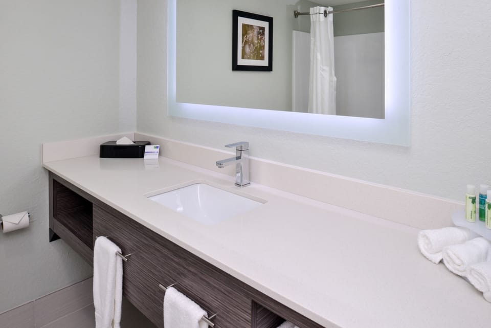 Combined shower/tub, free toiletries, hair dryer, towels