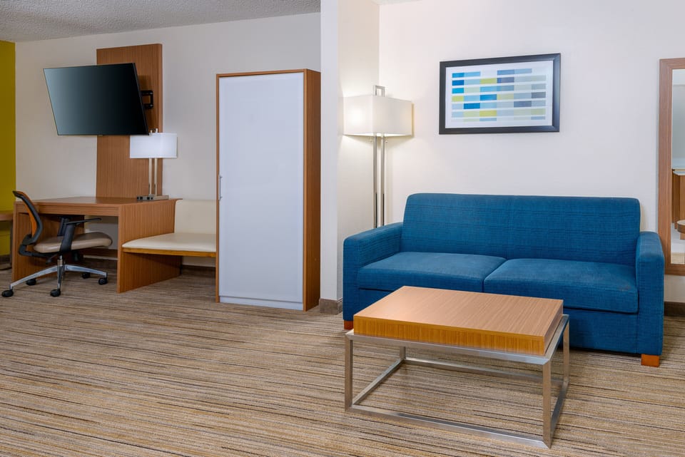 Premium bedding, in-room safe, desk, blackout drapes