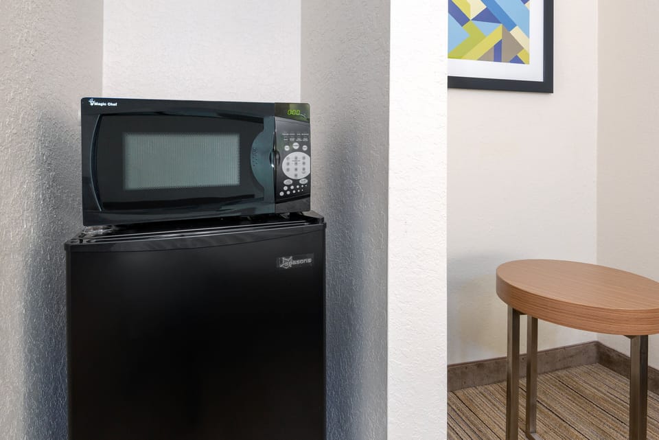 Room, 1 King Bed, Accessible, Non Smoking (Roll-In Shower) | Premium bedding, in-room safe, desk, blackout drapes
