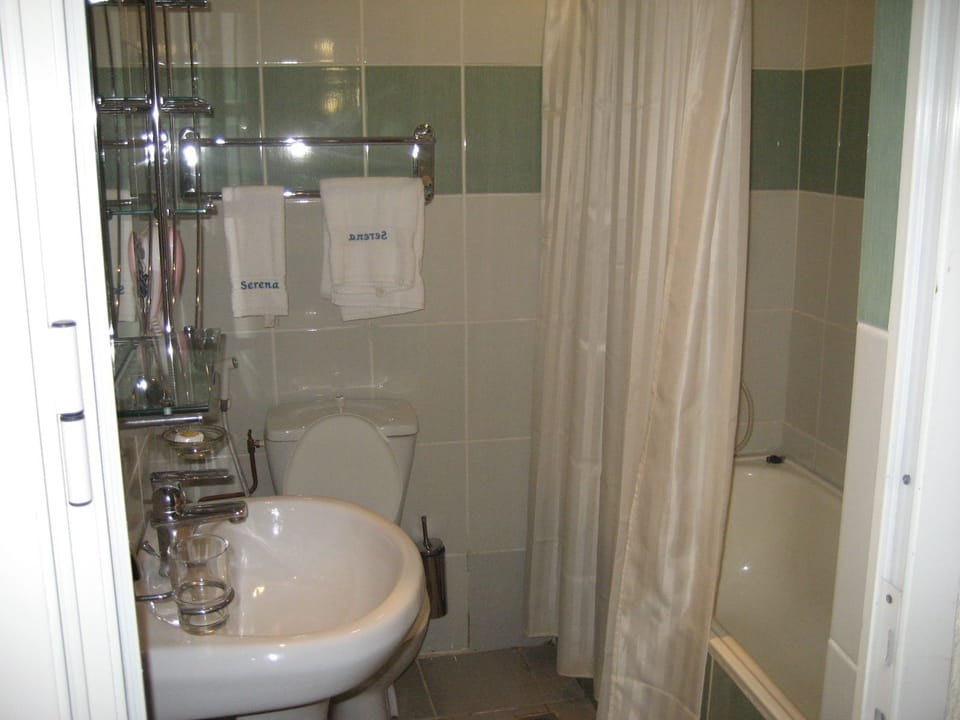 Standard Double Room | Bathroom | Bathtub, towels