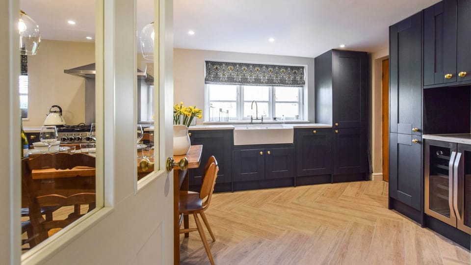 Kitchen with dining table, Lovell Cottage, Bolthole Retreats