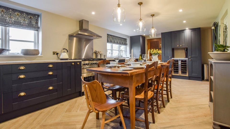 Kitchen with dining table, Lovell Cottage, Bolthole Retreats
