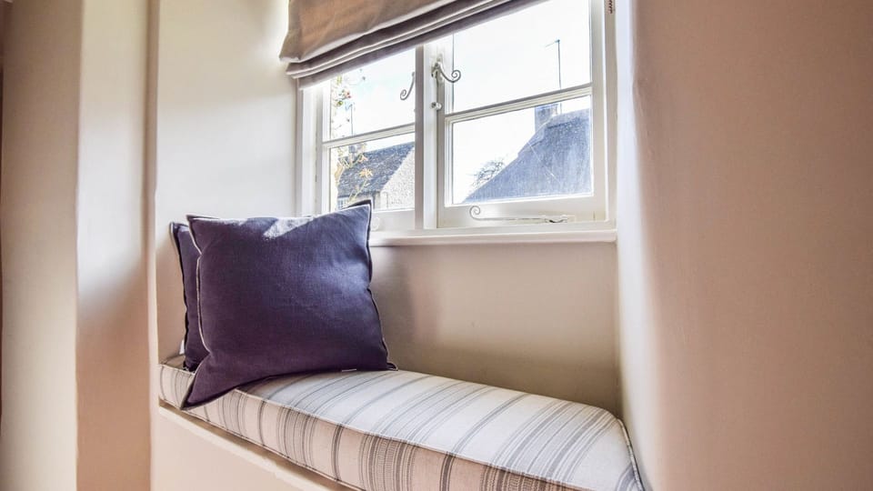 Window seat, Lovell Cottage, Bolthole Retreats