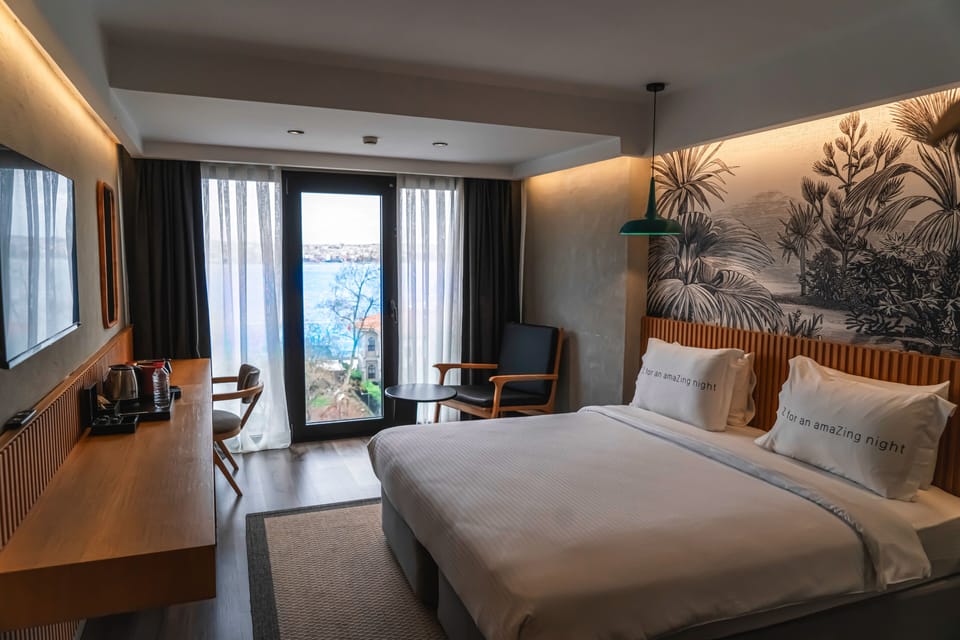 Bosphorus Deluxe Room | Minibar, in-room safe, desk, soundproofing