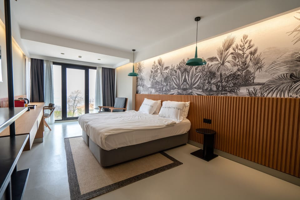 Bosphorus Deluxe Room | Minibar, in-room safe, desk, soundproofing