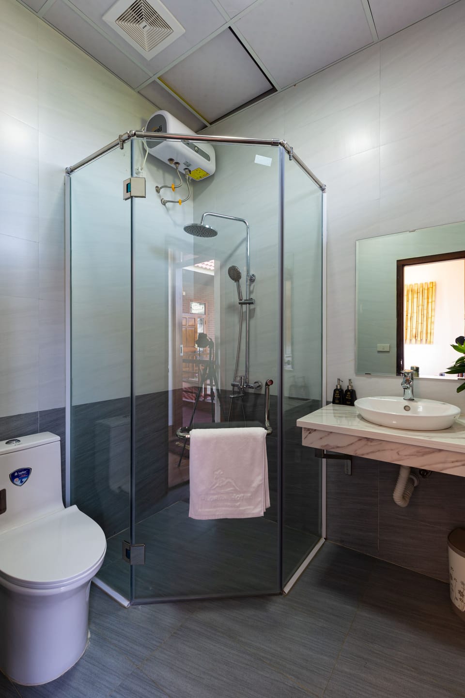 Shower, rainfall showerhead, free toiletries, hair dryer