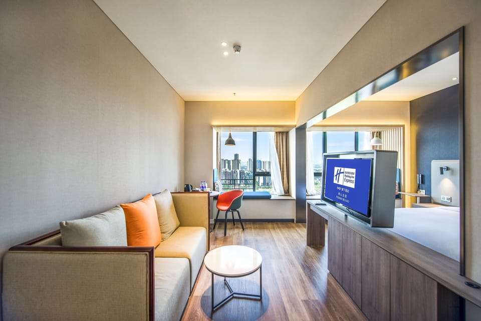 Standard Room, 1 King Bed (Extra Floor Space, Beijiao View) | 1 bedroom, in-room safe, soundproofing