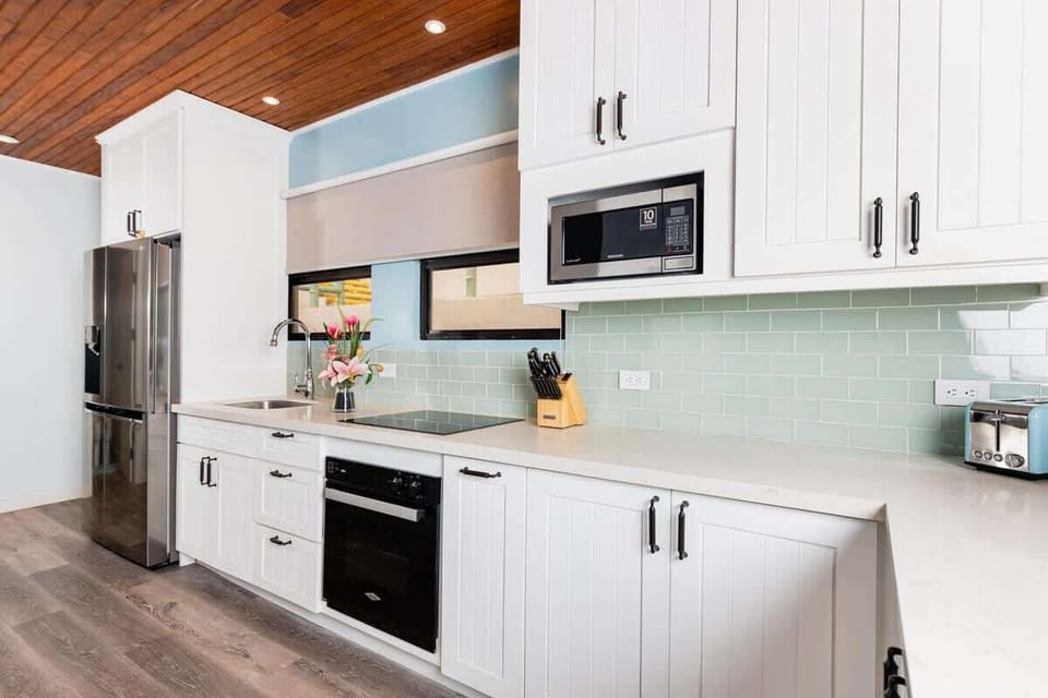 Gourmet kitchen, fully stocked