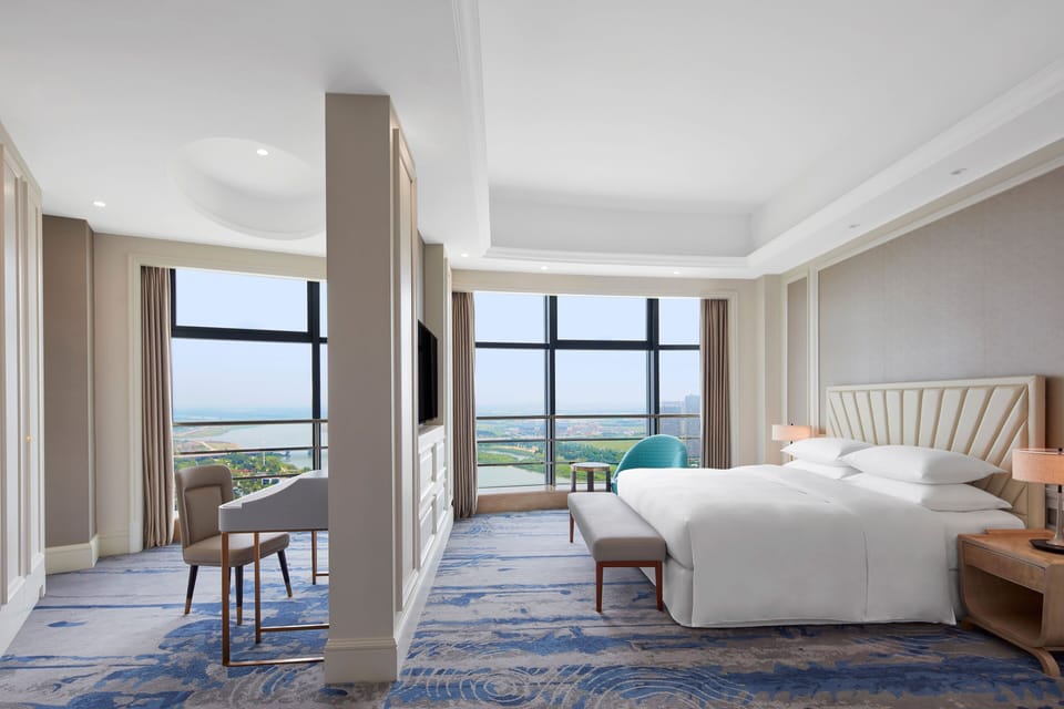 Executive Suite, 1 Bedroom | Minibar, in-room safe, desk, laptop workspace
