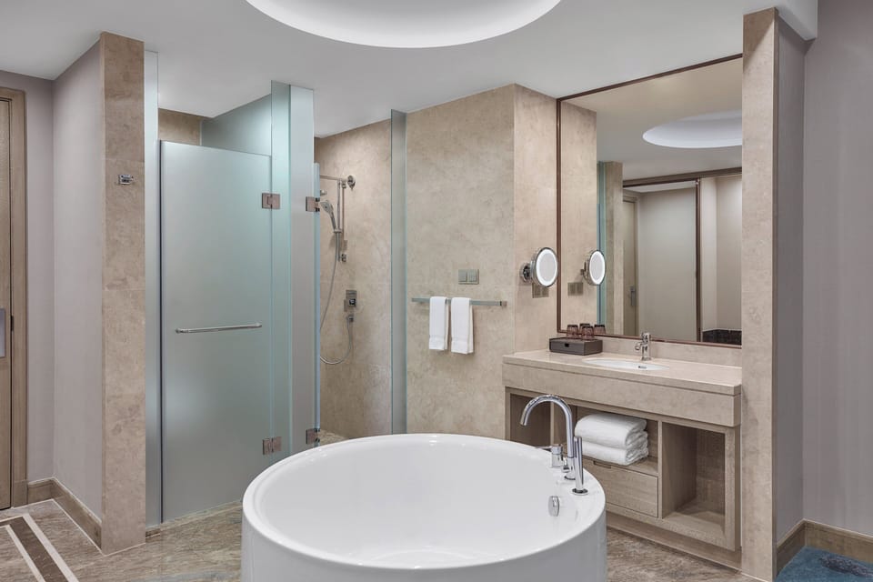 Combined shower/tub, free toiletries, bathrobes, towels