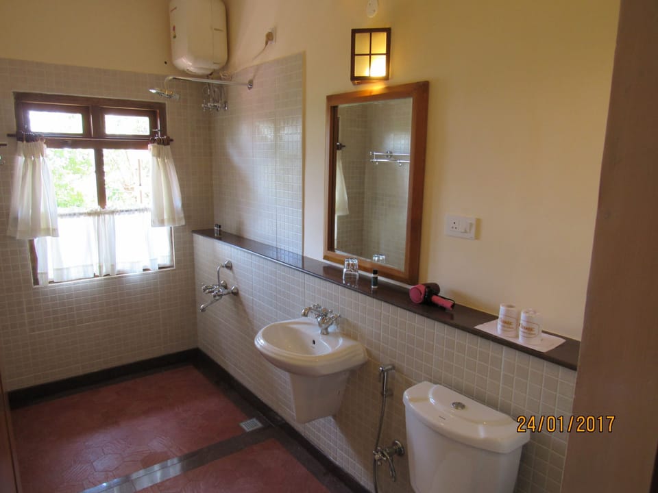 Garden rooms | Bathroom | Shower, designer toiletries, hair dryer, towels