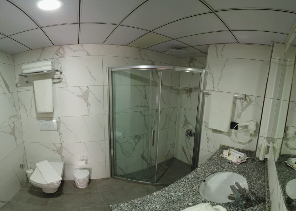 Shower, rainfall showerhead, free toiletries, hair dryer