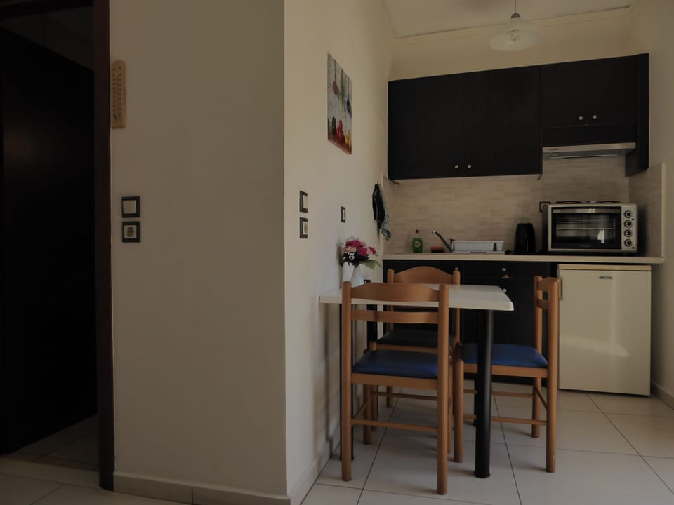 Apartment, 1 Bedroom, Garden View | Private kitchen | Fridge, stovetop, coffee/tea maker, electric kettle