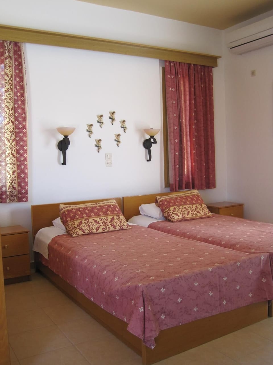 In-room safe, individually decorated, desk, soundproofing