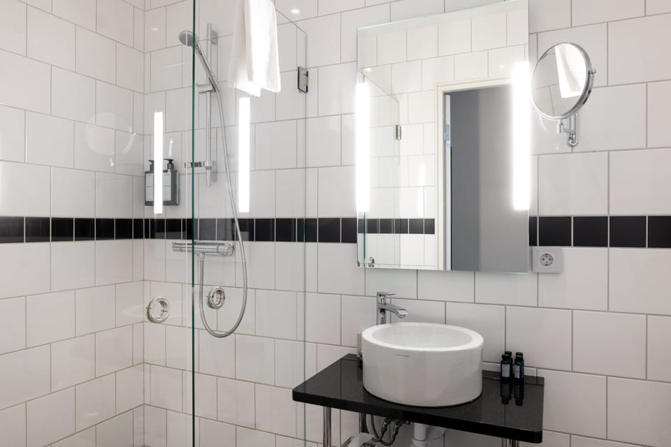 Superior Double Room | Bathroom | Free toiletries, hair dryer, towels