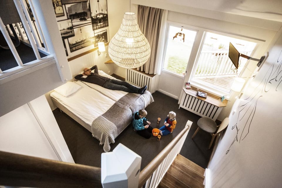 Cribs/infant beds, free WiFi, bed sheets