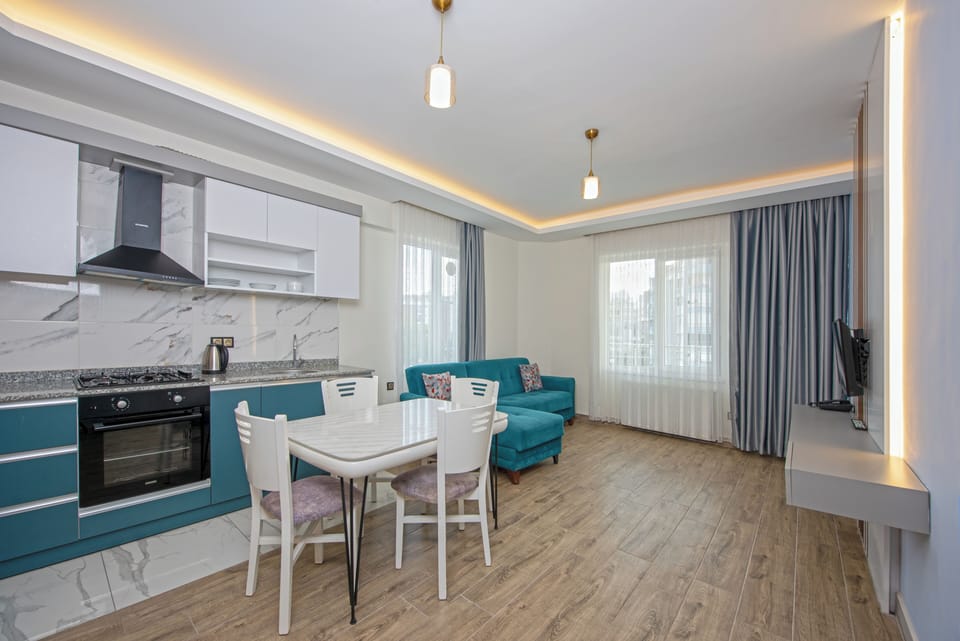 Deluxe Studio Suite | Minibar, desk, laptop workspace, free WiFi