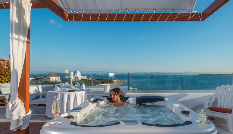 Couples treatment rooms, sauna, hot tub, body treatments, hydrotherapy