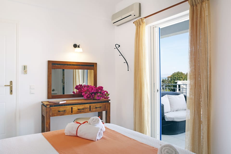 Egyptian cotton sheets, premium bedding, pillowtop beds, desk