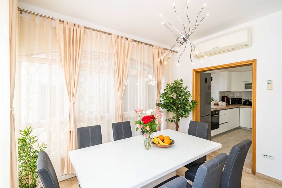 House (Four-Bedroom House with Terrace) | In-room dining