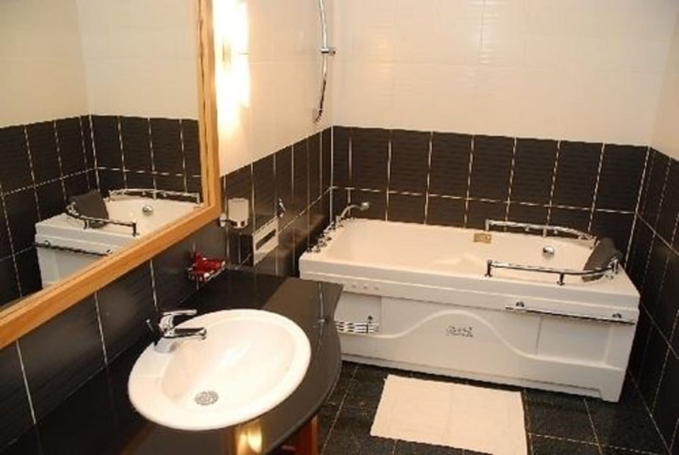 Free toiletries, hair dryer, bathrobes, towels