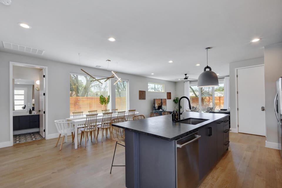 Dining Area & Kitchen