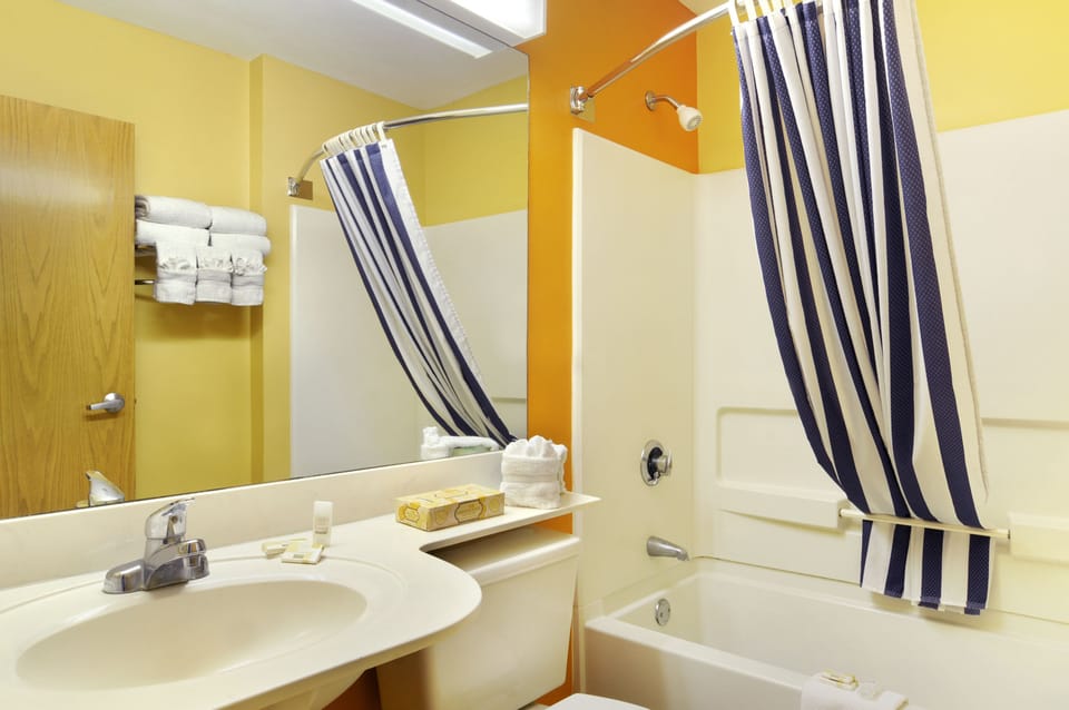 Combined shower/tub, free toiletries, hair dryer, towels