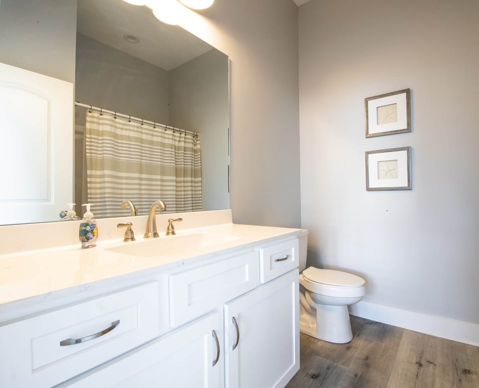 En-suite bathroom for master suite 1