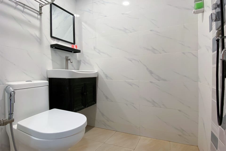 Standard Twin Room | Bathroom | Shower, bidet, towels