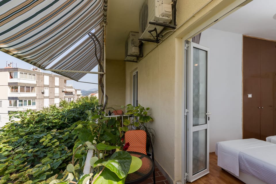 Twin Room (Twin Room with Shared Bathroom) | Balcony