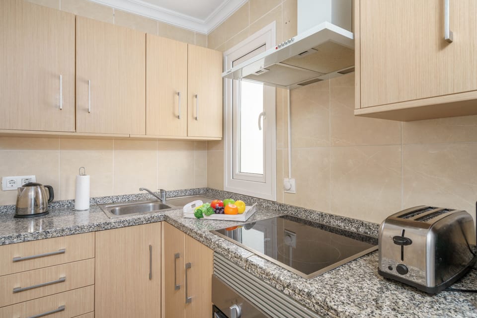 Fully fitted kitchen with dishwasher