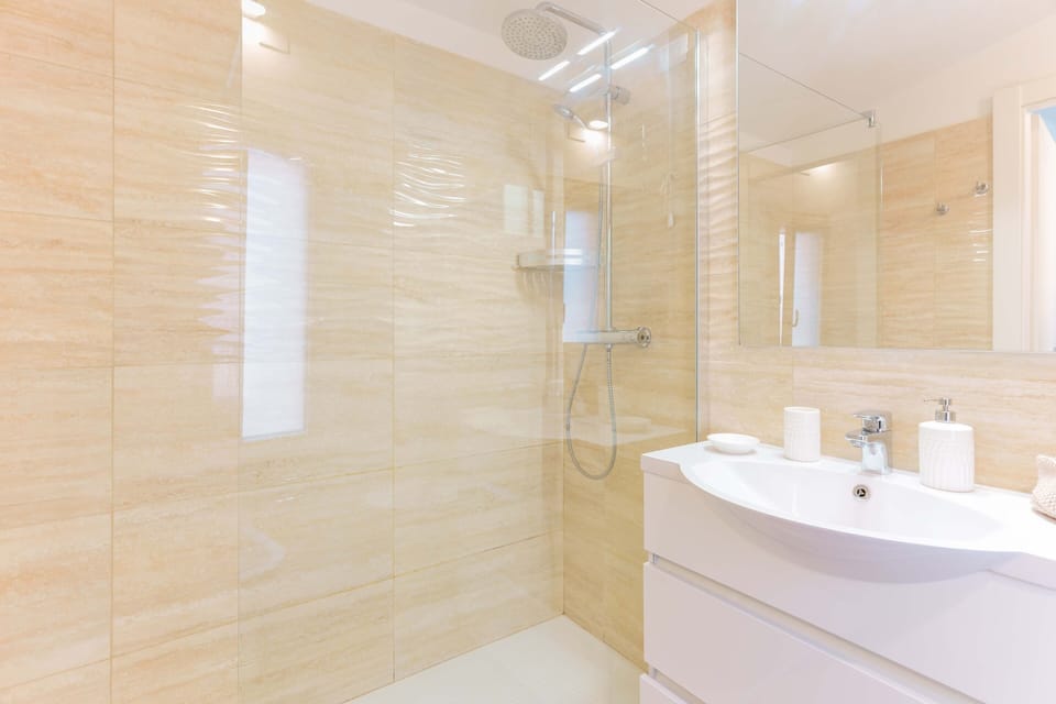 Superior Suite | Bathroom | Shower, rainfall showerhead, free toiletries, hair dryer