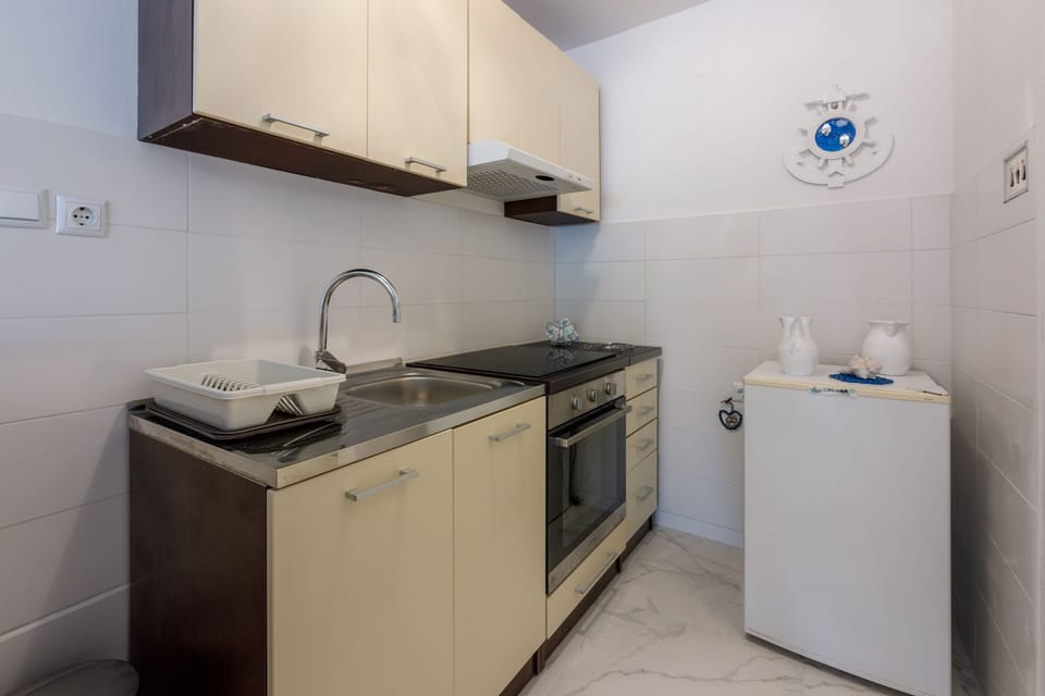 Private kitchen | Fridge, stovetop, espresso maker, electric kettle