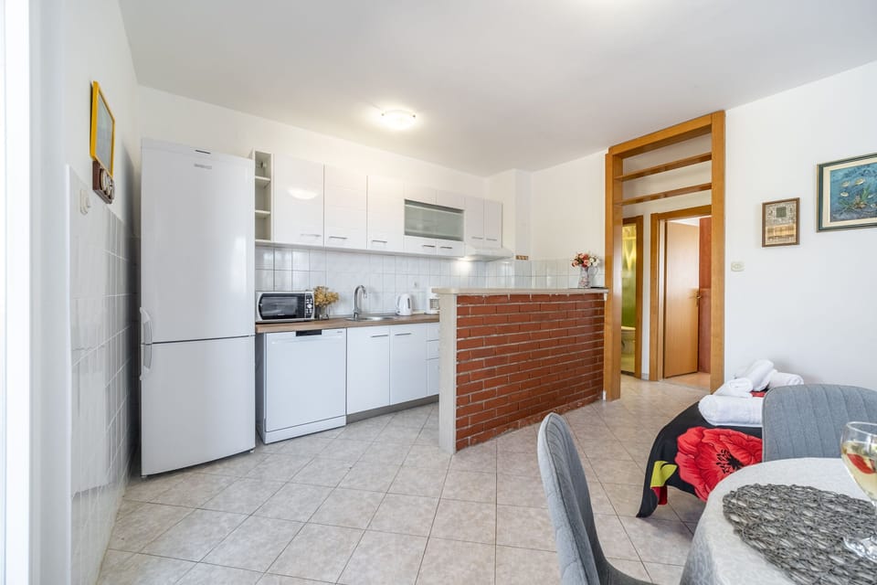 Private kitchen | Fridge, microwave, oven, stovetop