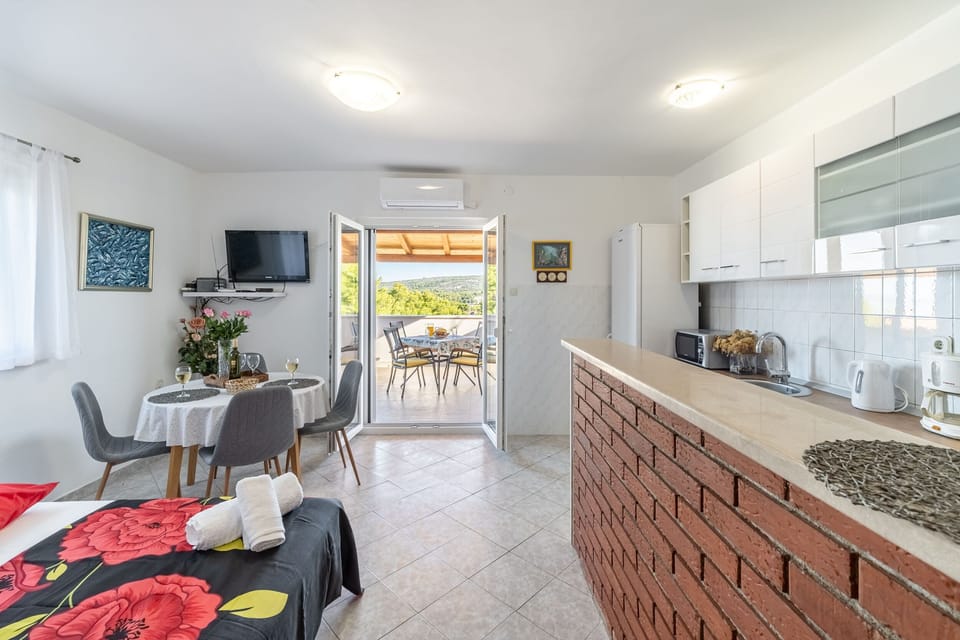 Private kitchen | Fridge, microwave, oven, stovetop